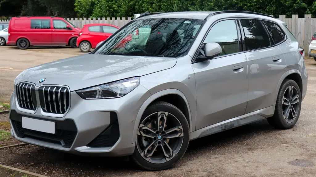uma bmw x1 prata estacionada. Representando seguro bmw x1.