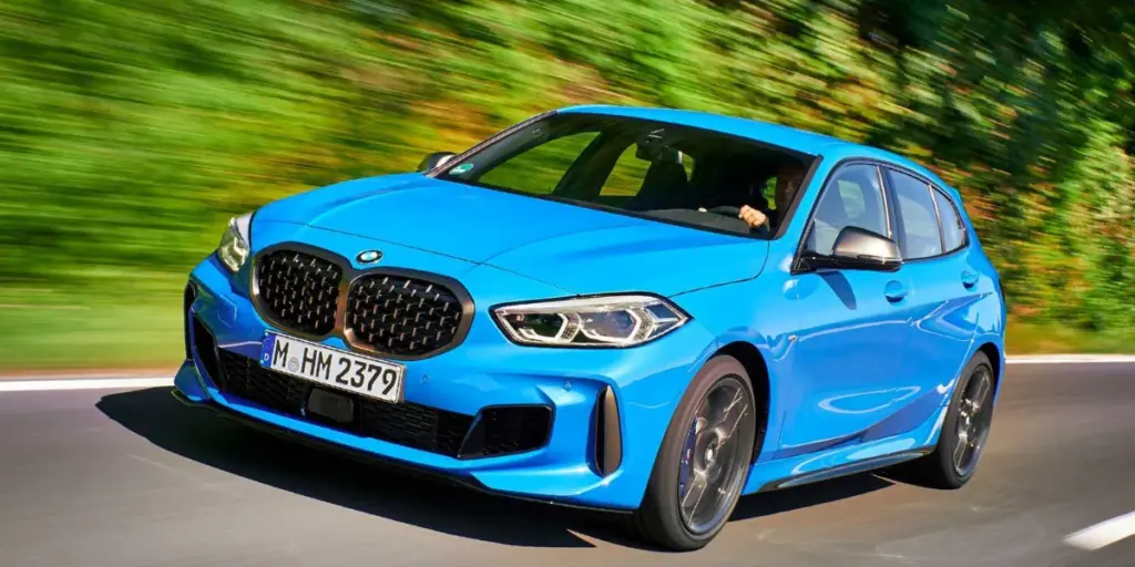 Carro correndo com seguro BMW M135i