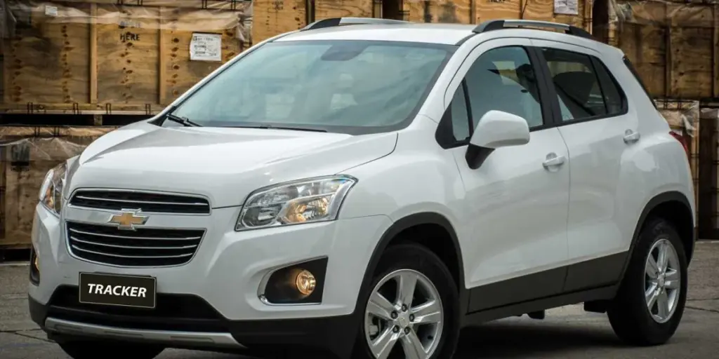 carro branco com seguro chevrolet tracker