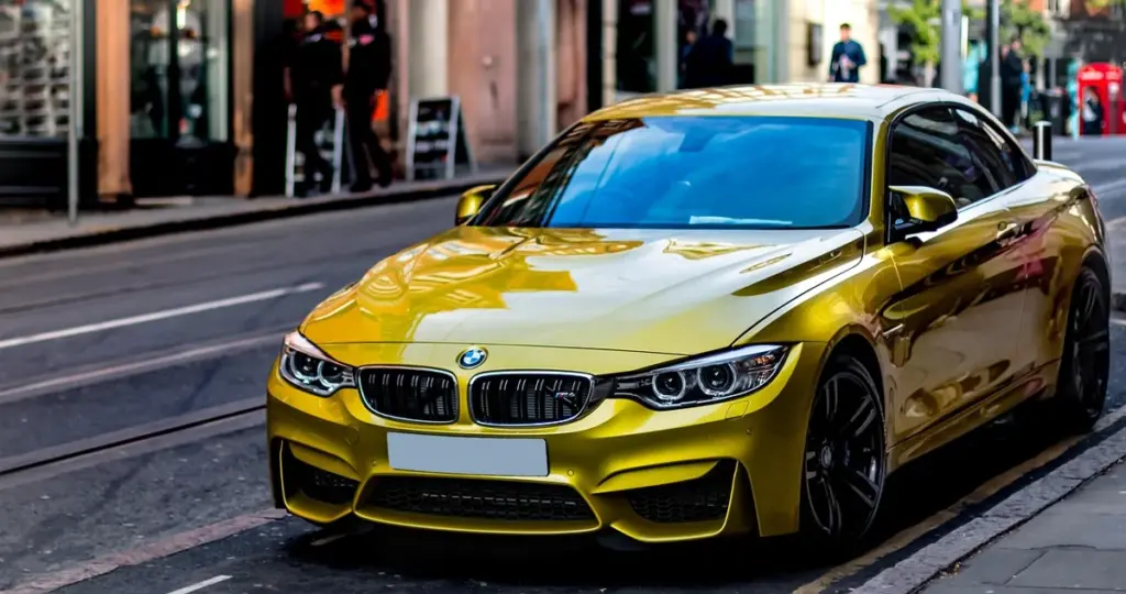 carro da marca bmw na cor amarelo representando seguro bmw