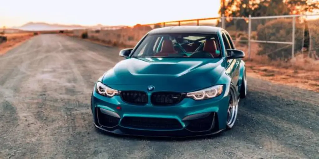 Carro azul seguro BMW M3