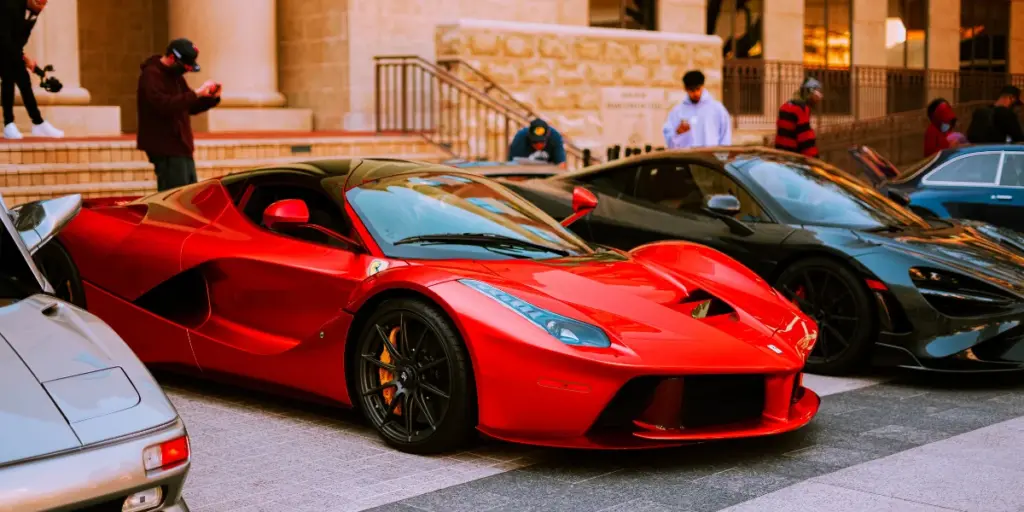 carros premium estacionados representando seguro para carros de luxo