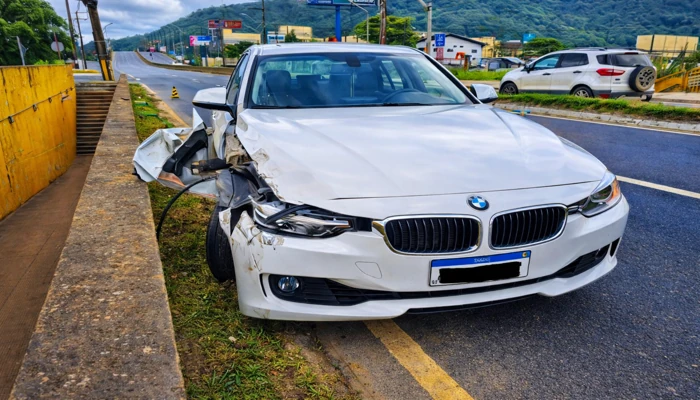 BMW danificada mostrando a importância do seguro para carros de luxo