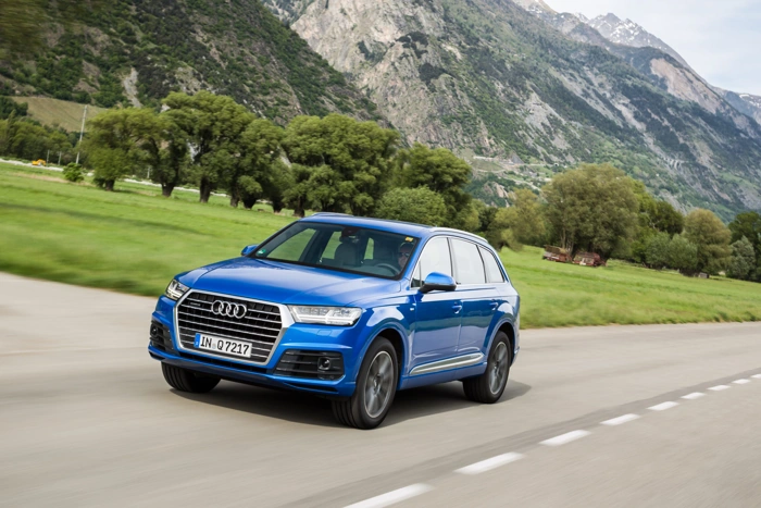 Audi Q7 na cor azul. Representando seguro audi q7.