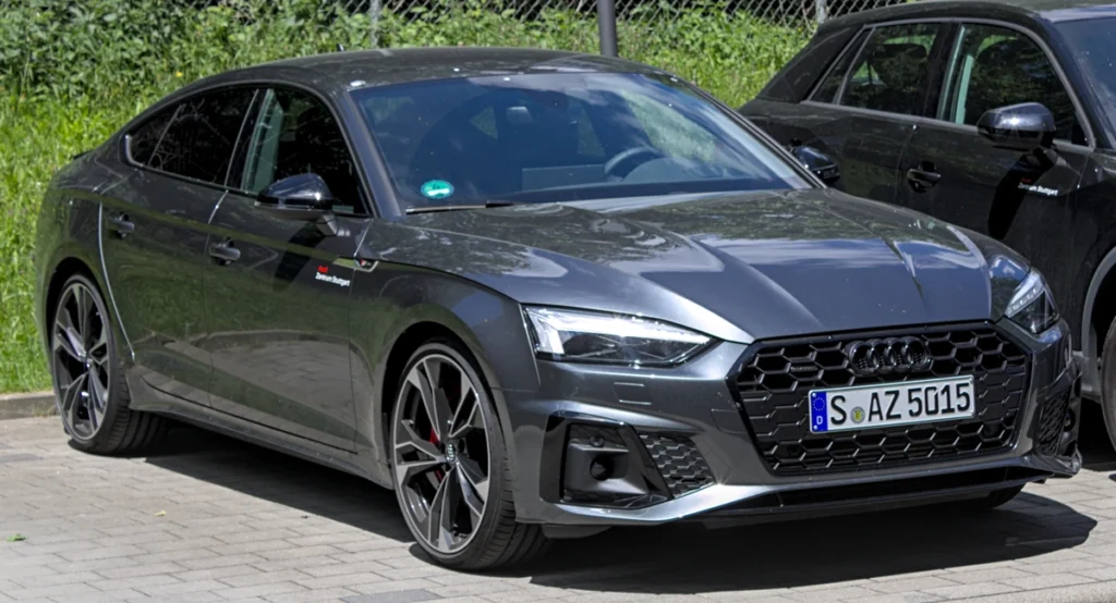 Audi A5 na cor cinza escuro. Falando sobre o seguro Audi A5.