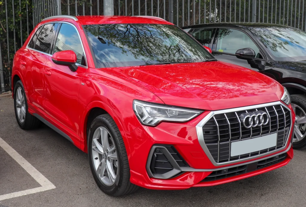 Audi Q3 na cor vermelha. Falando sobre seguro audi q3.