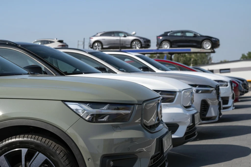 Carros de luxo enfileirados em um pátio. Falando sobre carros de luxo com manutenção barata.