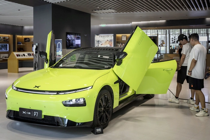 Carro de luxo moderno com as portas abertas. Falando sobre carros de luxo com manutenção barata.