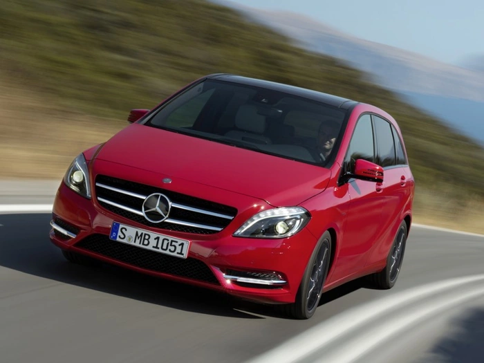 Veículo da Mercedes-Benz na cor vermelha. Falando sobre carros de luxo com manutenção barata.