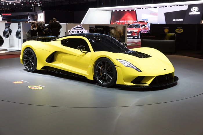 Carro esportivo amarelo. Falando sobre quanto custa um seguro de carro esportivo.