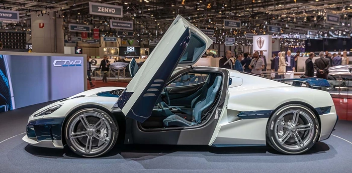 Super carro esportivo com portas laterais abertas para cima. Falando sobre marcas de carros esportivos de luxo.