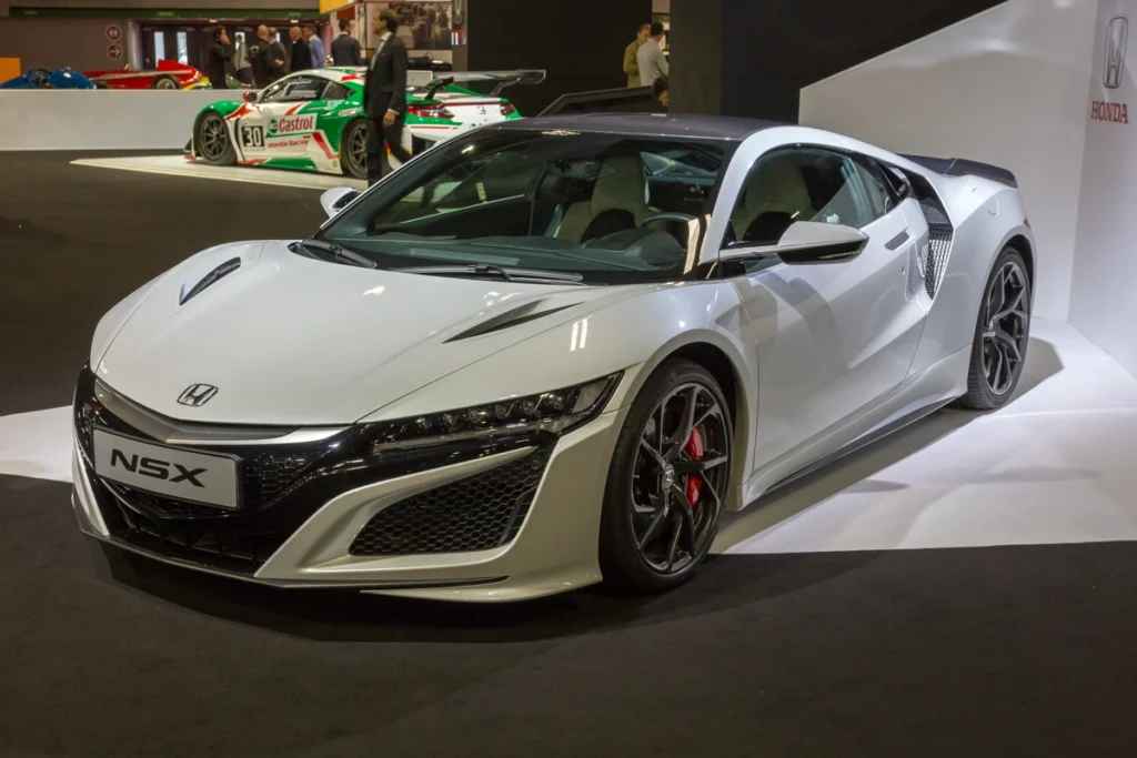 Carro esportivo de luxo da Honda, na cor branca. Falando sobre marcas de carros esportivos de luxo.