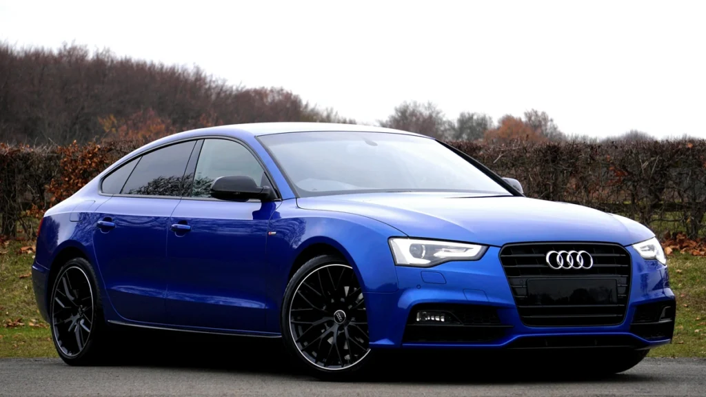Audi A3 na cor azul, representando carros de luxo. Falando sobre os melhores seguros para carros.