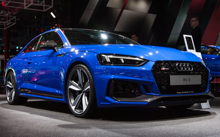 Audi RS5 na cor azul. Falando sobre o seguro audi rs5.