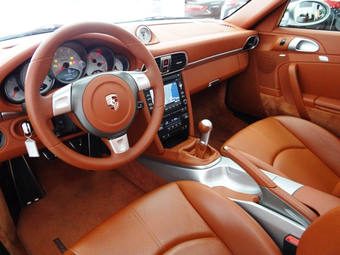 Interior de carro de luxo. (Cor marrom) Falando sobre marcas de carros esportivos de luxo.