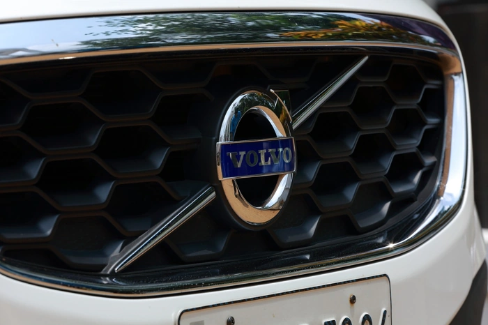 Tela frontal de um veículo Volvo. Respondendo: audi ou volvo qual oferece mais itens de seguranca no seguro.