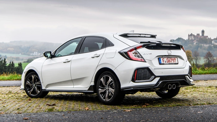 Perspectiva traseira de um Honda Civic Sport na cor branca. Falando sobre seguro honda civic sport.