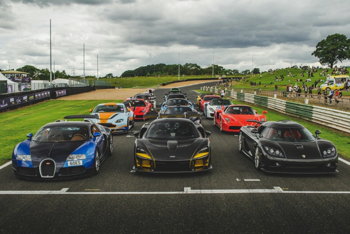 Carros esportivos enfileirados para iniciar uma corrida. Falando sobre quanto custa um seguro de carro esportivo.