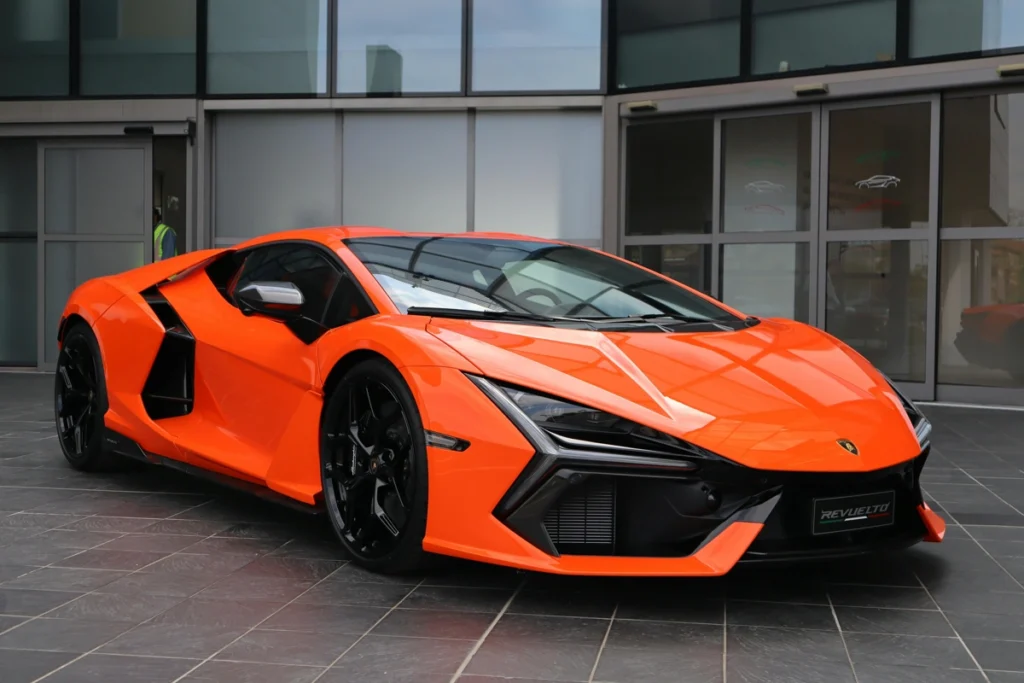 Super carro esportivo na cor laranja. Falando sobre quanto custa um seguro de carro esportivo.