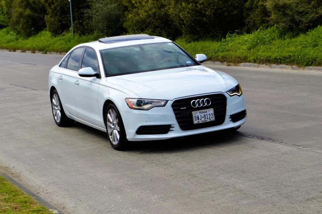 Audi a6 branco na estrada, representando seguro audi a6.
