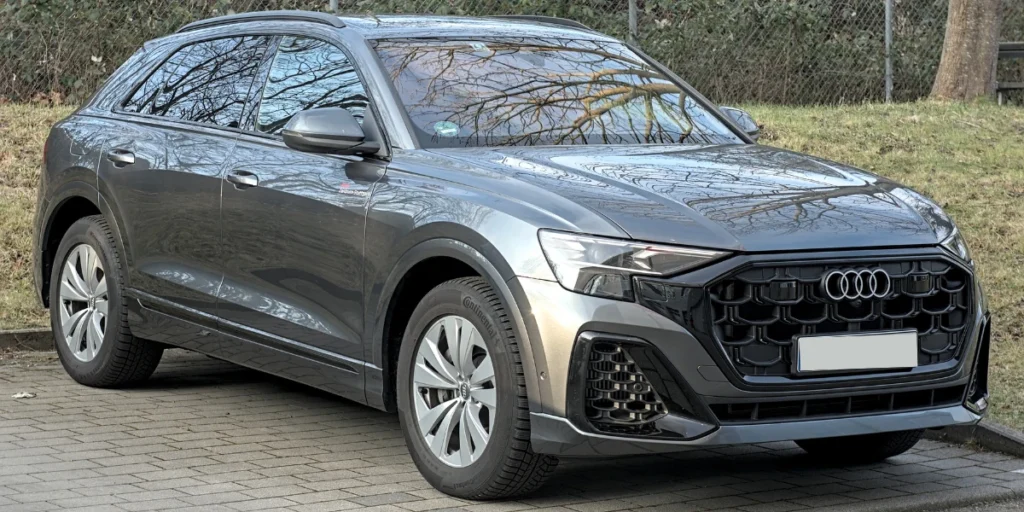 Veículo cinza estacionado perto de uma árvore para representar a palavra-chave seguro audi q8.