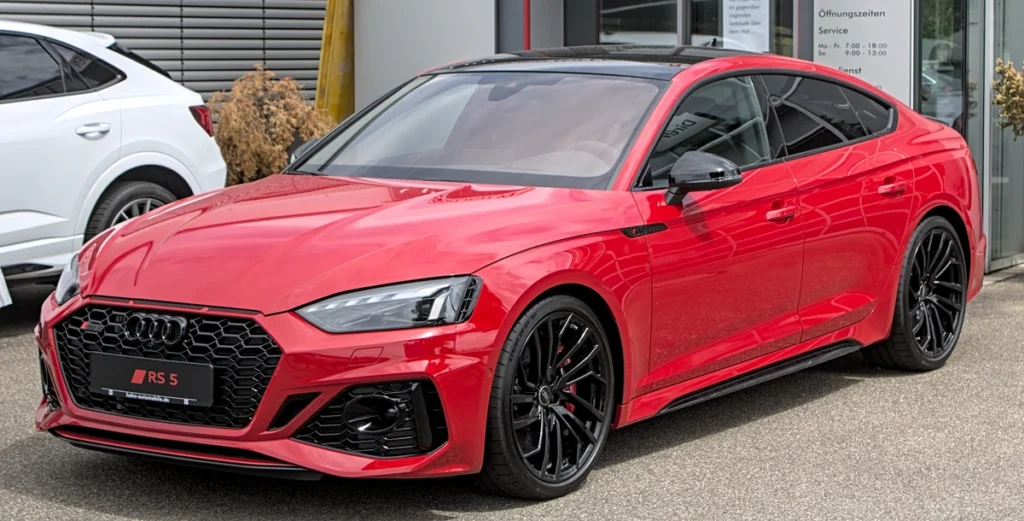 Audi RS5 na cor vermelha. Falando sobre o seguro audi rs5.