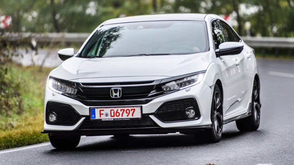 Honda Civic Sport na cor branca. Falando sobre seguro honda civic sport.