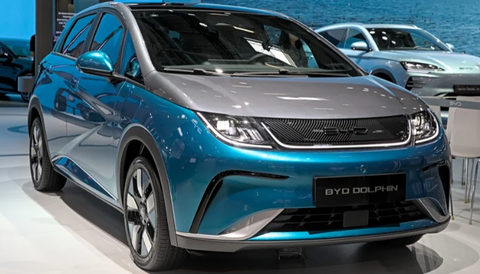 Veículo SUV azul estacionado em uma exposição para representar a palavra-chave byd dolphin plus seguro.
