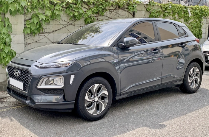 Hyundai Kona na cor cinza escuro. Falando sobre o seguro hyundai kona.