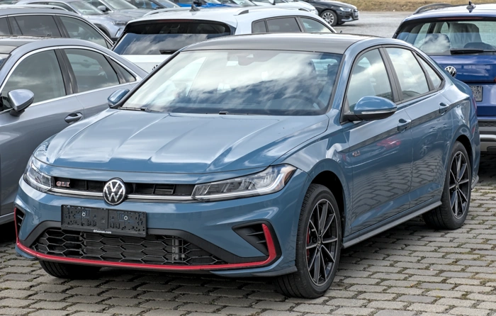 VW Jetta GLI na cor azul. Falando sobre seguro jetta gli.