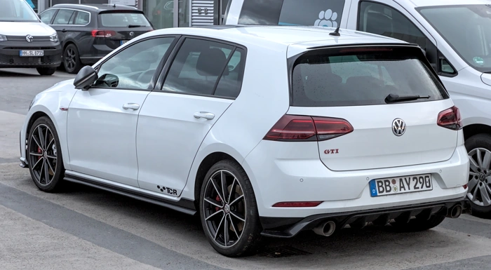 Perspectiva traseira de um Golf GTI branco. Falando sobre seguro golf gti.