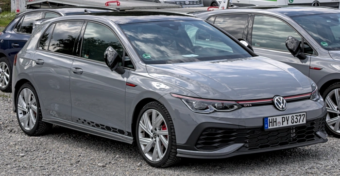 Golf GTI na cor cinza. Falando sobre o seguro golf gti.