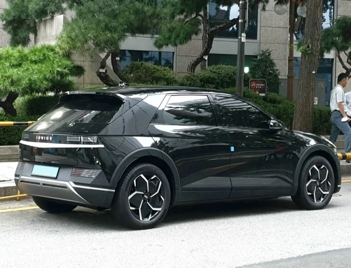 Perspectiva traseira de um Hyundai Ioniq 5 na cor preta. Falando sobre seguro hyundai ioniq 5.