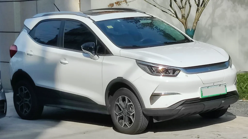 Veículo branco estacionado diante de uma cada para representar a palavra-chave seguro byd yuan pro.