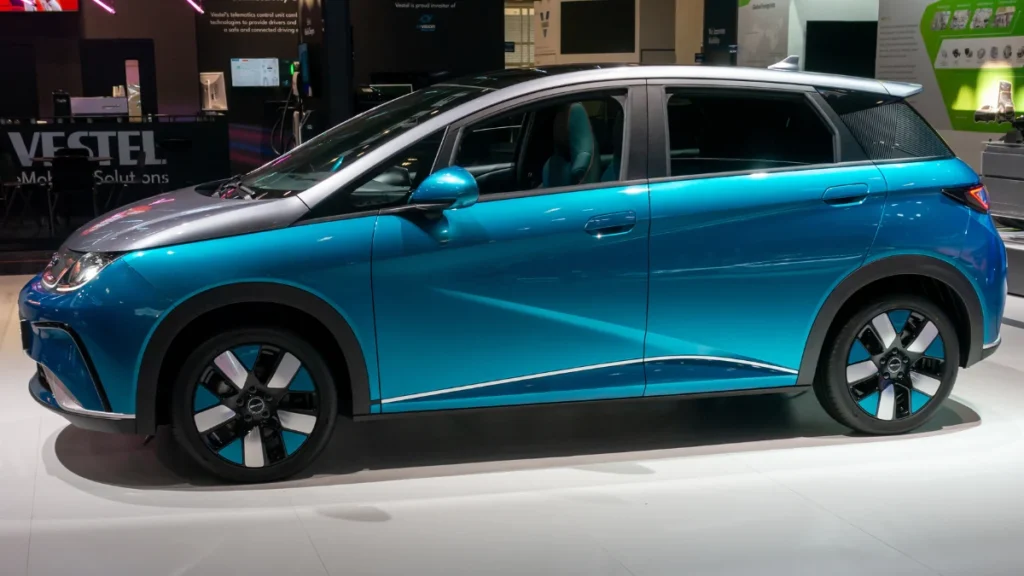 SUV azul em uma exposição para representar a palavra-chave seguro dolphin plus.