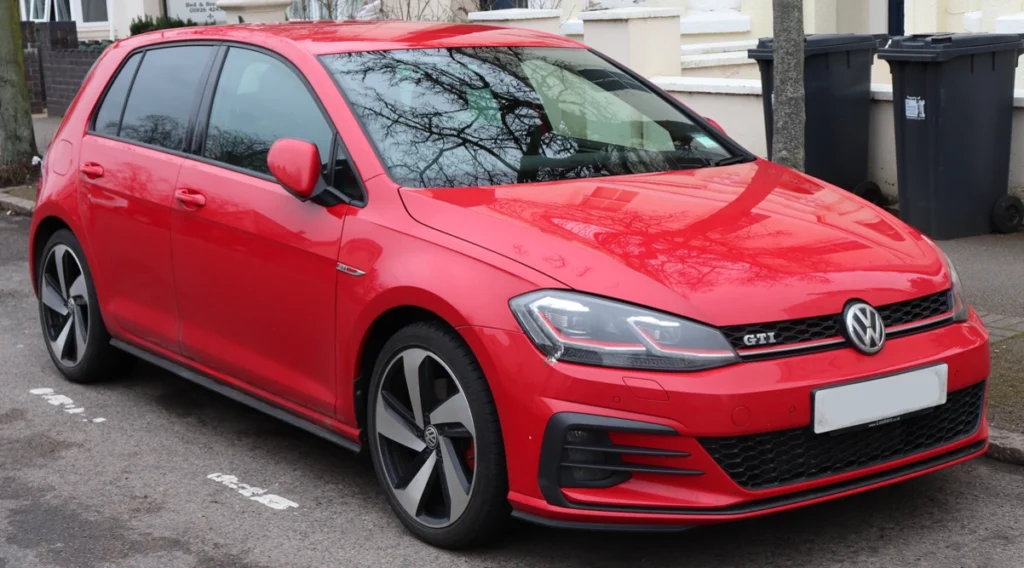 VW Golf GTI na cor vermelha. Falando sobre o seguro golf gti.