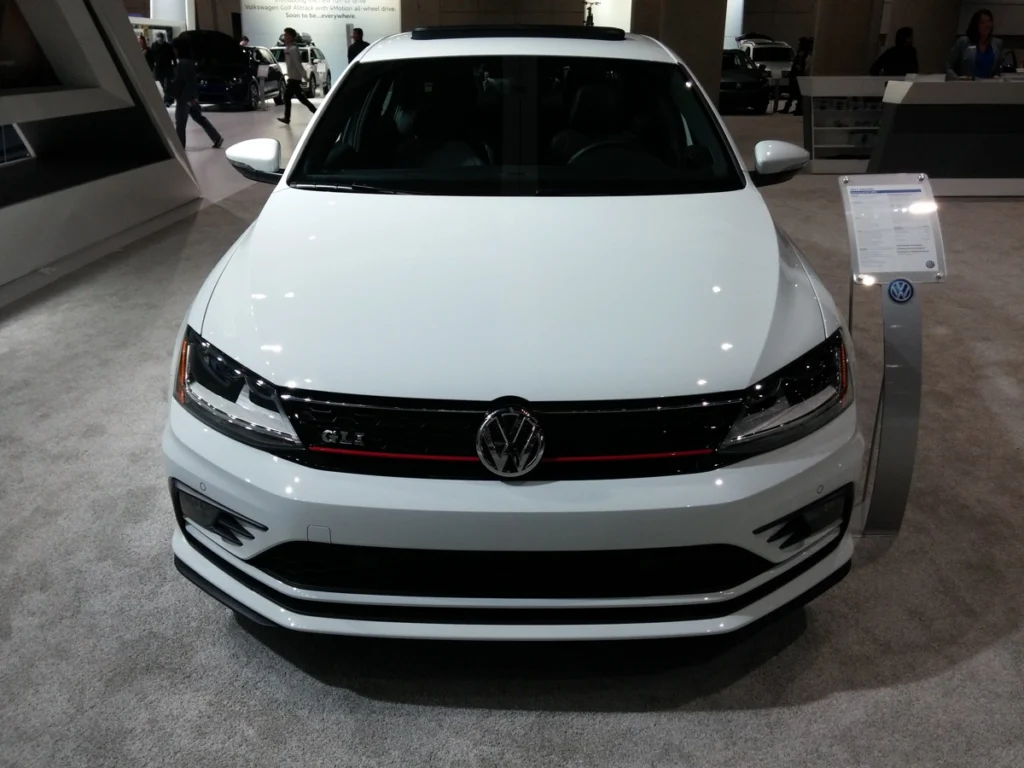 Tomada frontal de um Jetta GLI branco. Falando sobre seguro jetta gli.