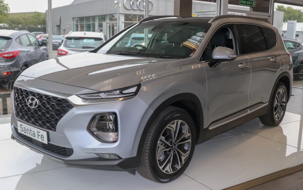 Hyundai Santa Fé na cor prata. Falando sobre seguro santa fé.