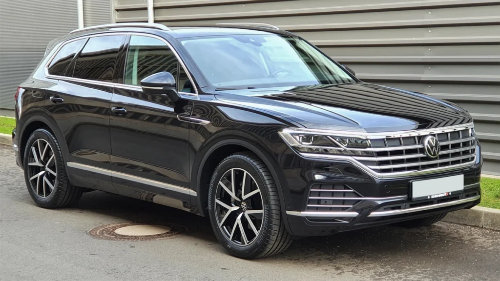 Volkswagen Touareg na cor preta. Falando sobre o seguro vw touareg.