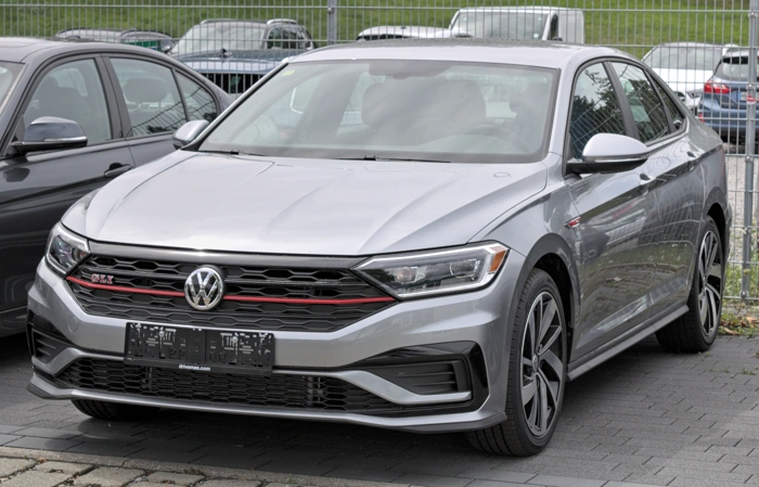 VW Jetta GLI na cor prata. Falando sobre seguro jetta gli.
