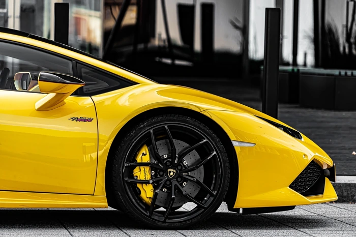Frente de carro de luxo amarelo. Falando sobre consórcio de carro de luxo.