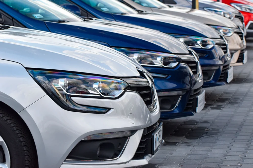 Carros enfileirados em um estacionamento. Falando sobre as melhores seguradoras de carro.