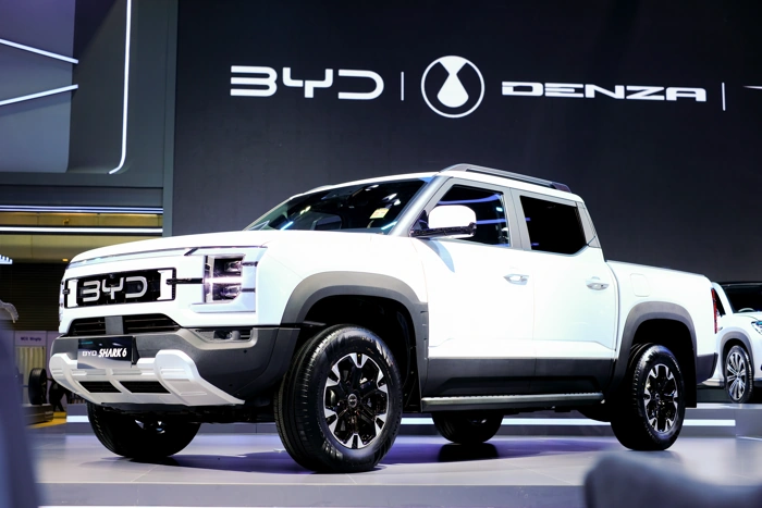BYD Shark branco em um salão de automóvel. Falando sobre o seguro byd shark.