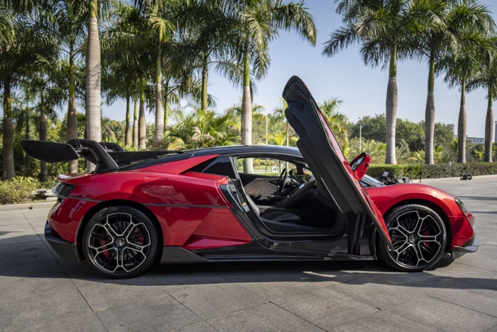Carro de luxo na cor vermelha com as portas abertas. Falando sobre consórcio de carro de luxo.
