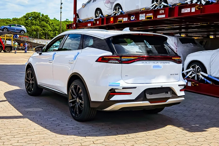 Perspectiva traseira de uma SUV branca importada. Falando sobre o seguro de carro importado.