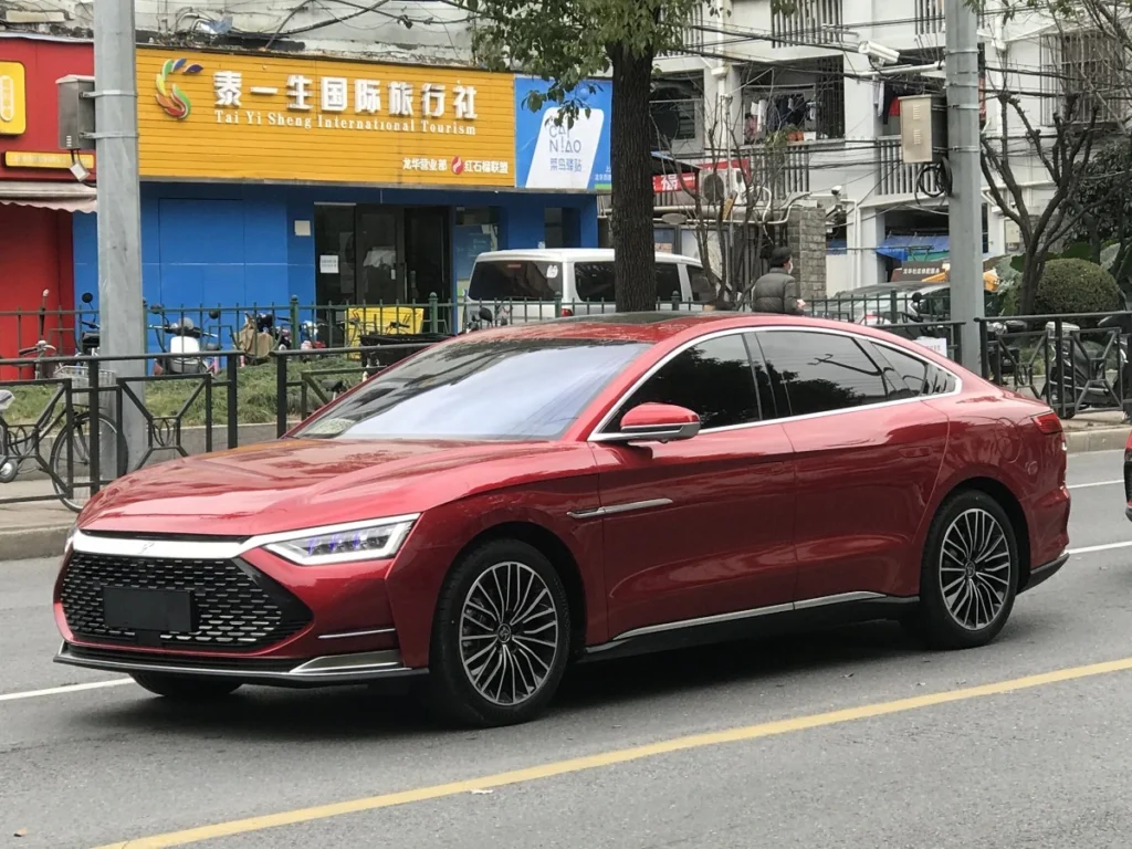 BYD Han na cor vermelha. Falando sobre seguro byd han.