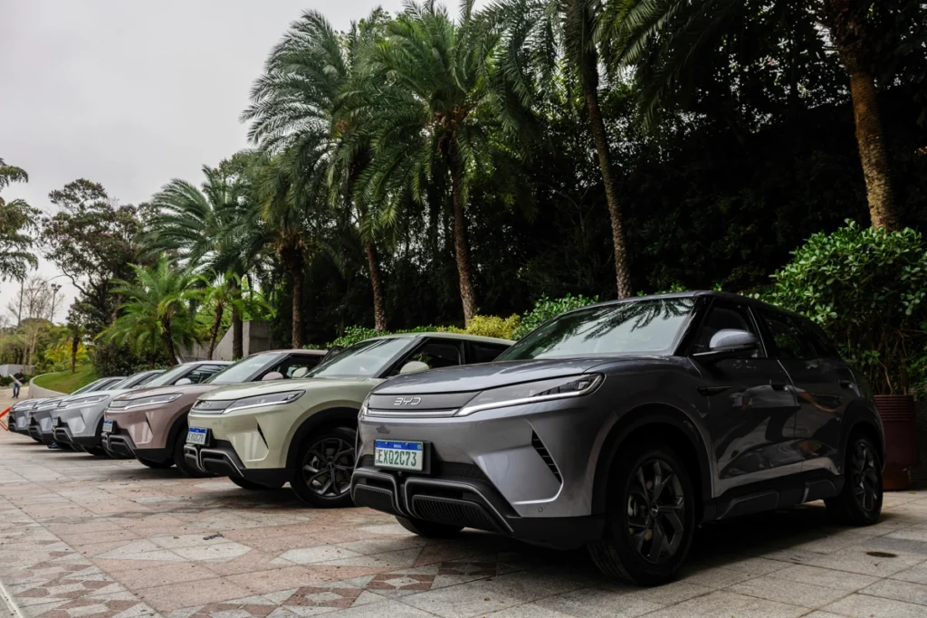 Carros importados estacionados lado a lado. Falando sobre o seguro de carro importado.