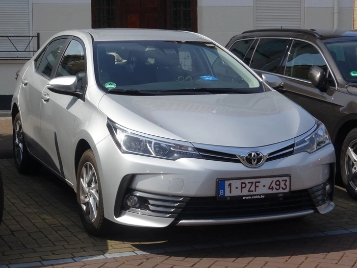 Toyota Corolla na cor prata. Explicando quanto custa o consórcio de um corolla 0 km.