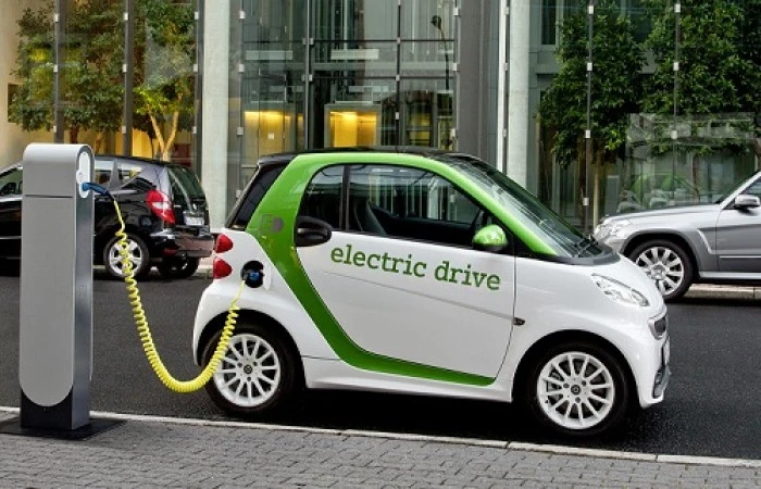 Carro elétrico de pequeno porte sendo carregado. Falando sobre seguro de carro elétrico.