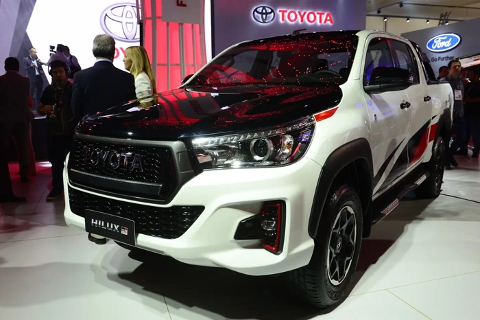 Hilux GR-Sport nas cores branco e preto. Falando sobre o seguro hilux gr-sport.
